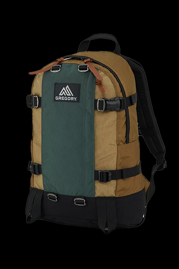 올데이 V2.1 - LOG CABIN KHAKI (09JT3243)는 남성용 백팩으로, 미디엄 사이즈의 카키색 무지 디자인이 특징입니다. 방수 및 통기 기능, 경량 나일론 소재, 버클 및 가죽 지퍼풀 디테일로 캐주얼, 미니멀, 고프코어 스타일을 연출하며 여행룩에 적합합니다. 상단 손잡이, 측면 압축 스트랩, EVA 폼 어깨 하네스, 다양한 수납 공간(노트북/태블릿, 내부 메쉬 지퍼 포켓, 전면 지퍼 포켓, 양쪽 물병 포켓 등)과 숨겨지는 힙벨트 등 실용적인 기능으로 일상, 여행, 하이킹 등 다용도로 활용 가능합니다.
