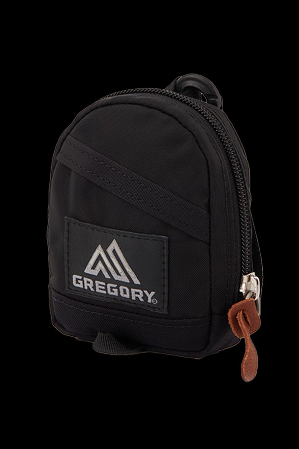 미니멀한 디자인의 여성용 파우치로, 아웃도어 활동에도 적합한 내구성을 갖춘 블랙 색상의 데이팩입니다. 나일론 소재에 로고 패턴이 돋보이며, 카라비너와 가죽 풀탭 디테일이 돋보입니다. 지퍼형 잠금 방식과 키홀더 기능, 1개의 외부 포켓, 그리고 그레고리 특유의 디자인 요소들이 클래식한 멋을 더합니다.
