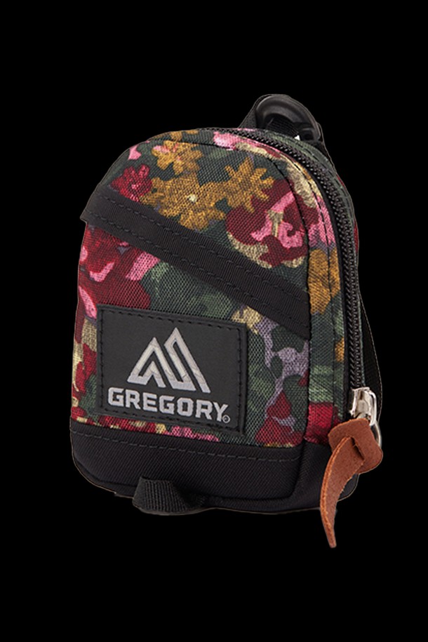 미니 데이팩 파우치 - GARDEN TAPESTRY (07J12310)는 플라워 패턴의 나일론 소재로 제작되어 캐주얼, 미니멀, 걸리시 스타일을 연출합니다. 블랙, 핑크, 브라운 컬러로 출시되었으며, 가죽 디테일과 카라비너 장식이 돋보이는 사각 디자인의 파우치입니다. 데이팩 디자인을 기반으로 외부 포켓 1개와 내부 키 고리가 있어 동네 마실룩, 데이트룩에 유용하게 사용 가능하며, 높은 내구성을 자랑합니다.
