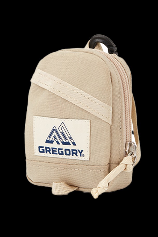 미니 데이팩 파우치 - SAND BEIGE (07JA8310)는 나일론 소재의 샌드베이지 색상 파우치입니다. 캐주얼하고 미니멀한 스타일로, 일상 및 아웃도어 활동 모두에 적합하며, 동네 마실룩이나 산책룩에 잘 어울립니다. 사각 모양에 가죽 풀탭과 카라비너 디자인 장식이 더해졌으며, 외부 포켓 1개와 내부 키 고리가 있어 실용성을 높였습니다.
