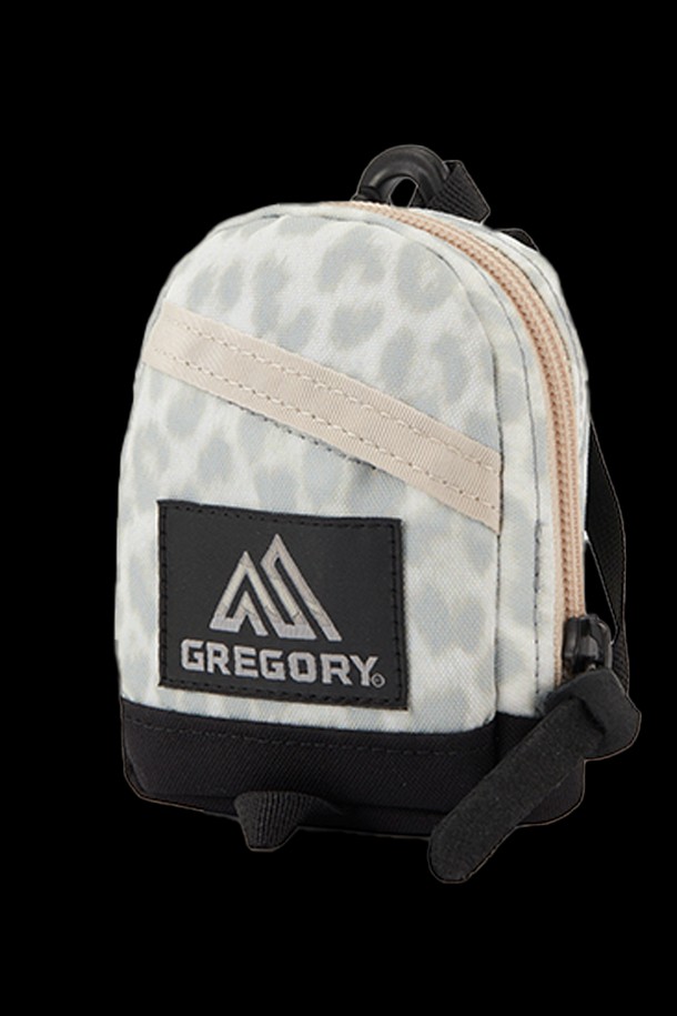 미니 데이팩 파우치 - SNOW LEOPARD (07JS7310)는 가볍고 수납력이 뛰어난 여성용 파우치입니다. 나일론 소재의 사각 모양에 스노우 레오파드 패턴이 돋보이며, 가죽 풀탭과 카라비너 디자인 장식으로 포인트를 더했습니다. 일상 및 아웃도어 활동에 적합하며, 키홀더 포켓과 외부 포켓 1개, 지퍼형 잠금 방식으로 실용성을 높였습니다.
