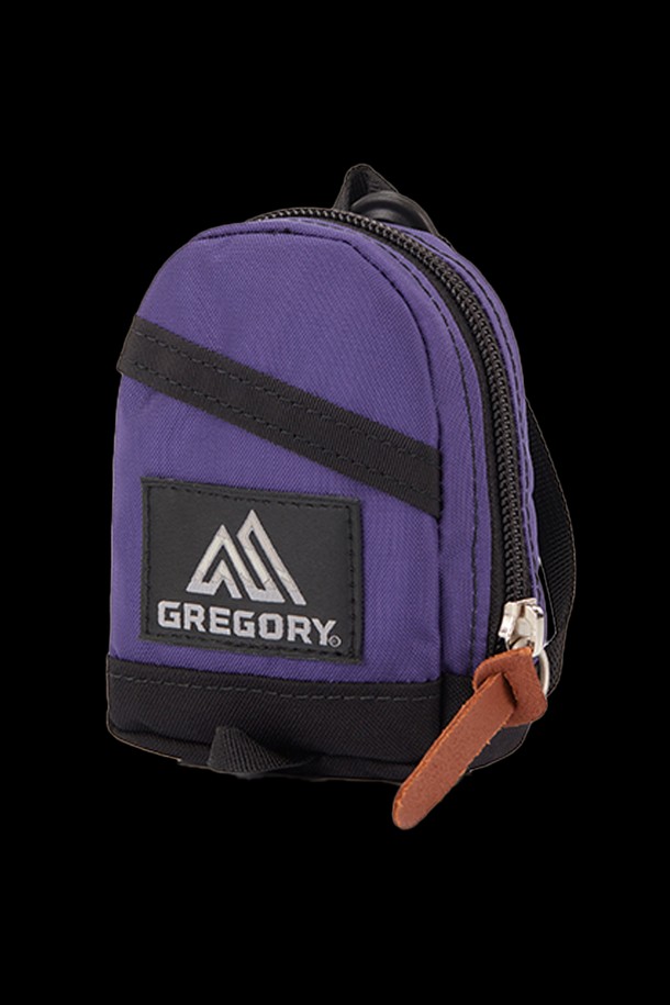 미니 데이팩 파우치 - ULTRAVIOLET (07J80310)는 데이팩 디자인을 기반으로 한 아웃도어 감성의 라이프스타일 액세서리입니다. 나일론 소재에 울트라바이올렛 컬러의 사각 디자인으로, 가죽 풀탭과 카라비너, 로고 패턴이 돋보입니다. 키홀더와 외부 포켓 1개가 있으며, 일상, 산책룩, 여행룩 등 다양한 TPO에 캐주얼, 미니멀, 고프코어 스타일로 활용하기 좋습니다.
