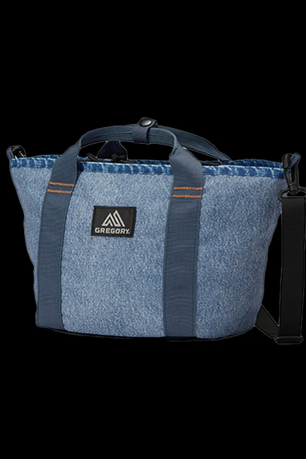 보트 토트 S - BLUE DENIM (08JT5423)는 여성용 토트백으로, 데님 소재 특유의 시원하고 캐주얼한 분위기를 연출합니다. 스몰 사이즈에 사각형 디자인, 가죽 지퍼풀 디테일, 숄더 스트랩, 수납 포켓, 메쉬 내부 포켓, 외부 백 포켓 등을 갖춰 실용성을 높였습니다. 일상 및 라이프스타일에 적합하며, 여행룩, 쇼핑룩 등 다양한 TPO에 미니멀, 캐주얼, 클래식 스타일로 활용하기 좋습니다.
