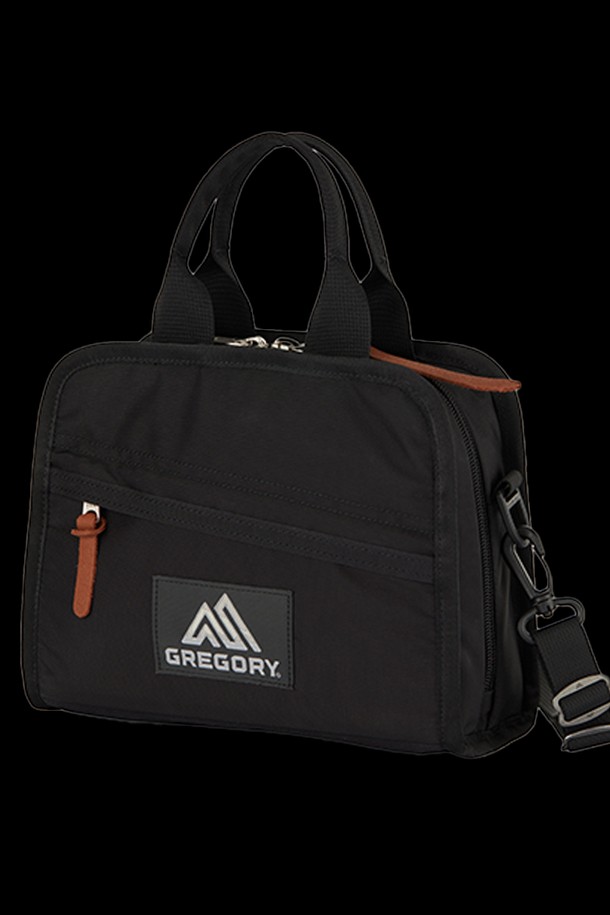 세련된 디자인의 패팃 블랙 토트백은 여성 고객을 위한 미디엄 사이즈 가방입니다. 나일론 소재에 가죽 디테일로 포인트를 주었으며, 19 x 25.5 x 10 cm 크기로 넉넉한 수납력을 자랑합니다. 탈부착 가능한 숄더 스트랩, 다양한 내부/외부 포켓, 지퍼 잠금 방식 등의 실용적인 기능으로 일상 및 여행 시 유용하게 사용 가능합니다.
