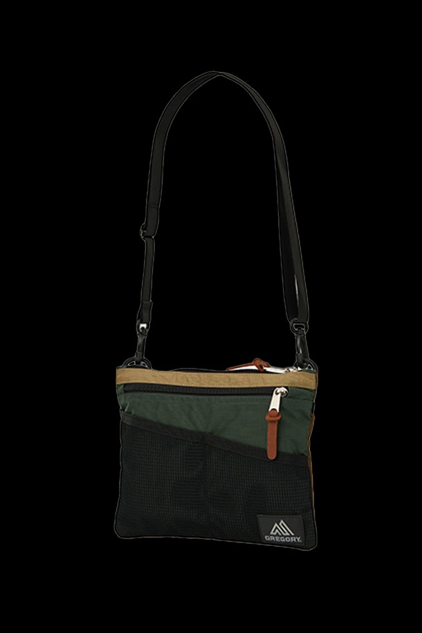 사코슈M - LOG CABIN KHAKI (07JT3163)는 여행룩, 산책룩, 캐주얼, 미니멀, 고프코어 스타일에 잘 어울리는 여성용 가방입니다. 카키색상의 무지 디자인에 메쉬 디테일이 돋보이며, 7.5L 용량으로 수납력을 높였습니다. 탈부착 및 조절 가능한 스트랩, 외부 및 메쉬 포켓, 버튼형 잠금 방식으로 편리함을 더했으며, 카드와 동전 수납이 가능해 일상 및 여행 시 유용하게 활용할 수 있습니다.
