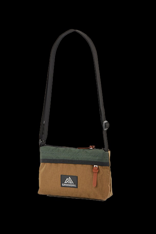 엔벨롭 숄더백 - LOG CABIN KHAKI (08JT3305)는 미디엄 사이즈의 카키색 나일론 소재 여성 숄더백입니다. 무지 패턴의 사각 쉐입에 지퍼와 가죽 풀리로 포인트를 주었으며, 조절 가능한 스트랩과 외부 및 내부 포켓으로 실용성을 더했습니다. 아웃도어 활동이나 일상에서 크로스백으로 활용하기 좋으며, 여행룩, 산책룩, 캐주얼, 미니멀, 클래식 스타일을 즐기는 분들께 추천합니다.
