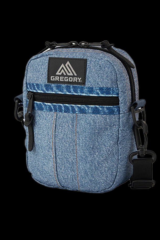 블루 데님 컬러의 퀵포켓 M (08JT5127) 크로스백입니다. 나일론 소재의 미디엄 사이즈 사각 가방으로, 앞면 지퍼 수납공간과 뒷면 스냅 버튼, 탈부착 및 길이 조절 가능한 기능이 특징입니다. 슬림백, 토트백 등 다용도로 착용 가능하며, 미니멀하고 캐주얼한 스타일에 잘 어울립니다.
