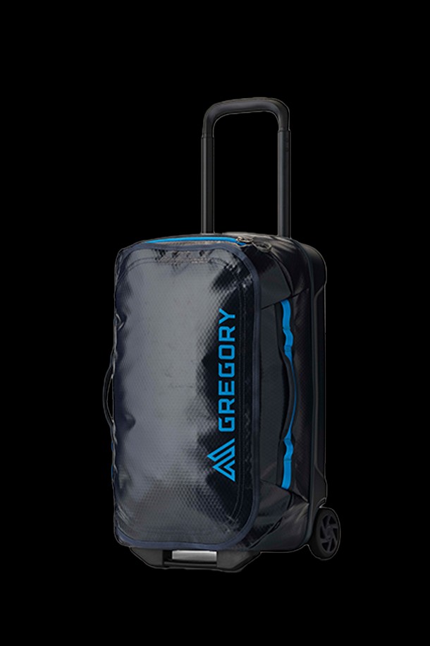 알파카 휠 더플 40 - 슬레이트 블루 (DL521017)는 여행, 휴가, 해외 출장에 어울리는 라지 사이즈의 여행용 캐리어입니다. 가볍고 튼튼한 폴리에스테르 및 폴리카보네이트 소재에 TPU 코팅 원단을 적용하여 방수 기능을 갖췄으며, 사각 디자인과 슬레이트 블루 컬러가 미니멀, 클래식, 캐주얼 스타일을 연출합니다. 40L 용량으로 85mm 휠, YKK 지퍼, 알루미늄 트롤리 핸들, 범퍼, 측면 보강 핸들, 내부 압축 스트랩, 메쉬 수납공간, 상단 퀵 액세스 포켓으로 실용성을 높였습니다. 내부 분리 수납공간을 통해 짐을 효율적으로 정리할 수 있는 하이브리드 디자인의 더플백입니다.
