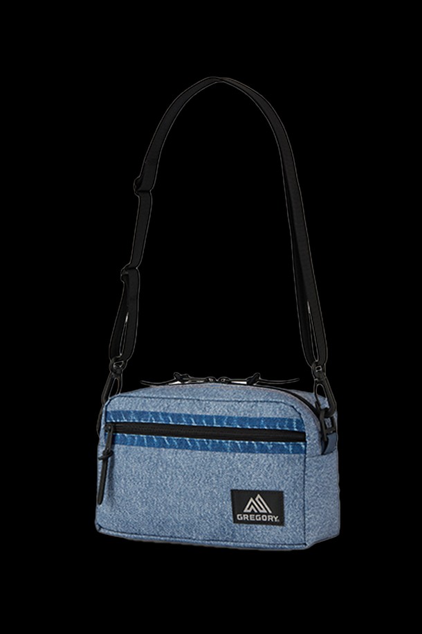 블루 데님 컬러의 패디드 숄더 파우치 M(08JT5112)입니다. 나일론 소재에 패딩 디테일이 돋보이는 사각 쉐입의 크로스백으로, 2.5L 용량에 외부 지퍼 포켓과 내부 슬리브를 갖춰 수납력을 높였습니다. 사이즈 조절과 탈부착이 가능한 숄더 스트랩, 벨트 루프, 그리고 캐주얼, 미니멀, 스포티한 스타일을 모두 아우르는 디자인으로 여행룩에 안성맞춤입니다.
