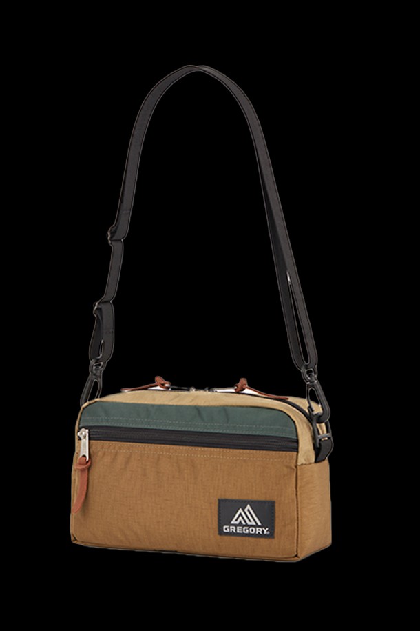 세련된 디자인과 실용성을 겸비한 패디드 숄더 파우치 M - LOG CABIN KHAKI (08JT3112) 입니다. 부드러운 나일론 소재에 패딩 디테일을 더해 포근한 느낌을 주며, 카키 컬러와 사각 쉐입으로 미니멀하고 캐주얼, 고프코어 스타일을 연출하기 좋습니다. 탈부착 가능한 어깨끈과 2개의 포켓(외부 1개, 내부 1개), 전자기기 수납이 가능한 넉넉한 수납공간으로 여행룩 뿐만 아니라 일상에서도 활용도가 높은 크로스백입니다.
