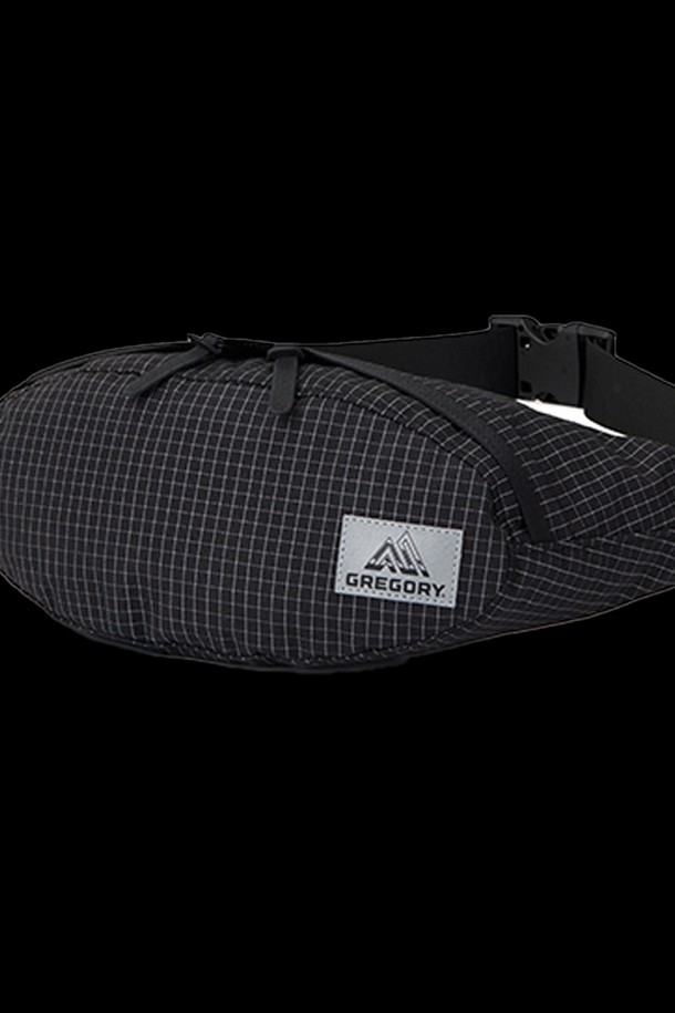 테일러너 V2 - REFLECTIVE RIPSTOP 3L 힙색 (08JT1573)은 남성을 위한 미디엄 사이즈 힙색으로, 나일론 소재의 무지 패턴에 리플렉티브 컬러로 포인트를 주어 캐주얼, 미니멀, 스포티한 스타일을 연출합니다. 슬림한 실루엣과 지퍼형 잠금 방식, 내부 수납공간 및 슬리브, 외부/내부 포켓, 38mm 벨트 두께로 실용성을 더하여, 여행룩을 포함한 일상과 아웃도어 활동에 적합합니다. 가볍고 사이즈 조절이 가능한 힙색으로, 다양한 스타일을 소화할 수 있습니다.
