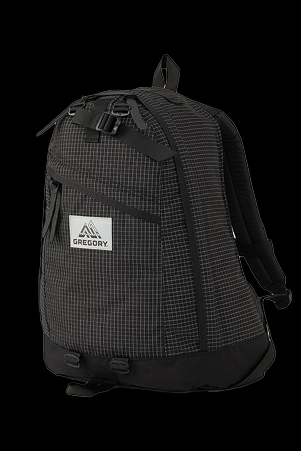 미니멀한 디자인과 뛰어난 수납력을 갖춘 데이팩 REFLECTIVE RIPSTOP 26L 백팩은 일상, 하이킹, 여행 등 다용도로 활용하기 좋은 남성용 백팩입니다. 26L의 넉넉한 사이즈에 노트북 수납, 생활 방수, 경량 기능, 티어드롭 형태 디자인, EVA폼 숄더 하네스, 가죽 지퍼풀 등의 특징을 더해 실용성과 스타일을 모두 잡았습니다. 블랙 색상의 무지 패턴으로 어떤 룩에도 잘 어울리며, 조절 가능한 체스트 스트랩, 트레킹폴 부착 스트랩, 숨김 가능한 로드밸런싱 벨트 등 다양한 기능으로 편안한 착용감을 제공합니다.
