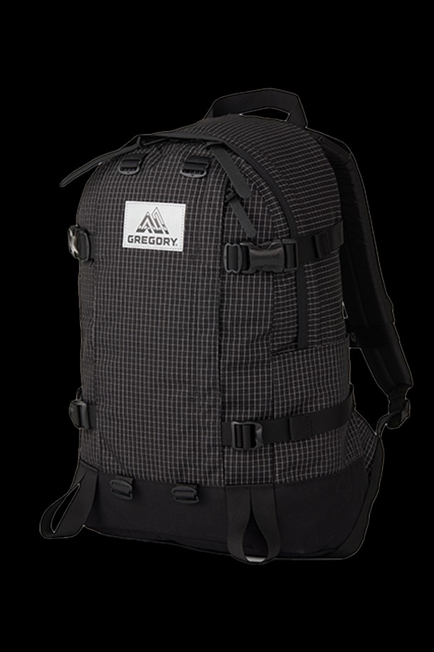 올데이 V2.1 - REFLECTIVE RIPSTOP 22L 백팩은 남성을 위한 미디엄 사이즈 백팩으로, 일상, 여행, 하이킹 등 다양한 용도로 활용 가능합니다. 블랙 컬러의 무지 디자인에 버클과 지퍼 디테일이 돋보이며, YKK 지퍼, EVA 폼 숄더 하네스, 노트북 수납, 물병 포켓, 압축 스트랩, 가슴 스트랩, 힙벨트 등 실용적인 기능들을 갖추었습니다. 방수 기능과 함께 사각 형태의 백팩으로, 캐주얼, 미니멀, 고프코어 스타일의 여행룩에 잘 어울립니다.
