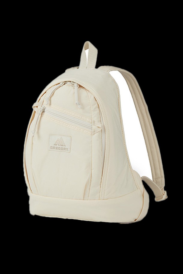 미니멀한 디자인의 레이디버드 백팩 XS 오프 화이트 6L (GY835004)입니다. 부드러운 나일론 소재로 제작되어 가볍고 편안하며, 6L의 넉넉한 용량과 내부 슬리브, 숨겨진 포켓, 작은 지퍼 파우치를 포함하여 수납력을 높였습니다. 사각 형태에 지퍼 포켓으로 포인트를 주어 캐주얼, 시크 스타일은 물론 동네 마실룩에도 잘 어울리는 여성 데일리 백팩입니다.
