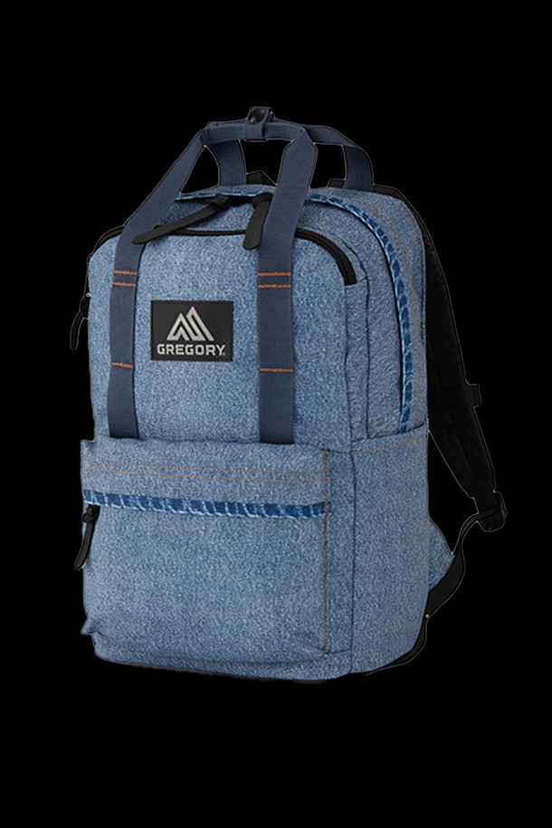 이지피지데이 BLUE DENIM 18L 백팩은 여성 전용 디자인으로, 캐주얼, 미니멀, 스포티한 스타일을 연출하기 좋습니다. 18L 미디엄 사이즈의 블루 데님 백팩으로, 6개의 포켓과 내부 노트북/서류 슬리브, 양쪽 물병 포켓, 전면 지퍼 포켓 등의 실용적인 기능과 가죽 지퍼풀, EVA폼 하네스 디테일이 돋보입니다. 일상 및 아웃도어 활동, 특히 여행룩에 적합하며, 사이즈 조절 및 손잡이 기능을 갖춰 편리하게 사용 가능합니다.
