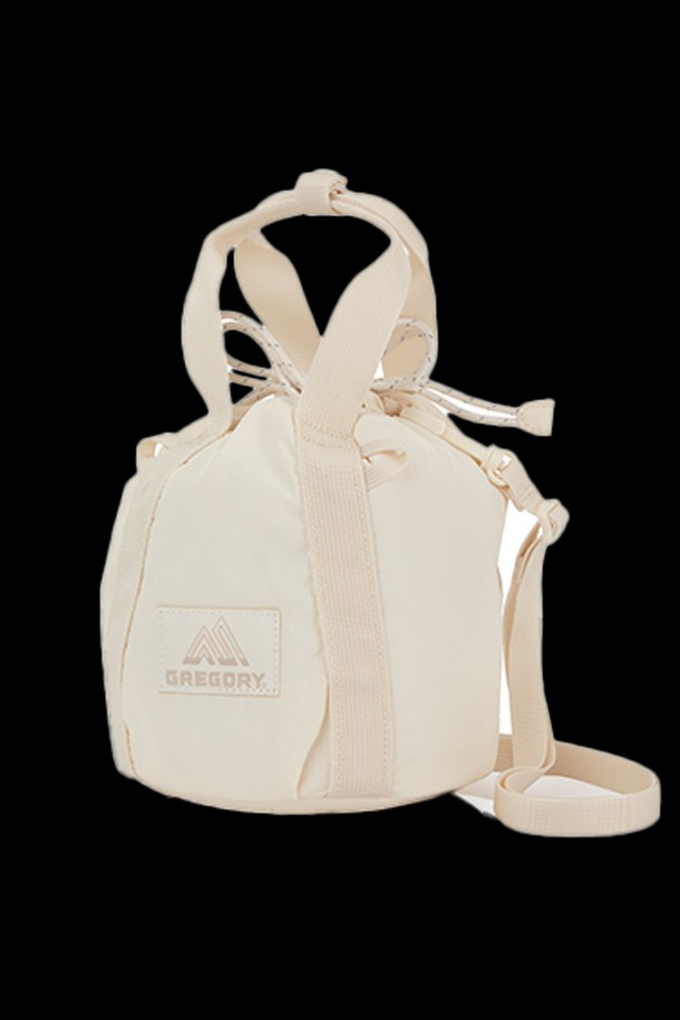 레이디버드 미니 버켓백 - OFF WHITE (GY835009)은 여성스러운 라인과 미니멀한 디자인이 돋보이는 버킷백입니다. 부드러운 나일론 소재에 오프화이트 컬러로, 데이트룩, 쇼핑룩, 카페룩 등 다양한 TPO에 활용하기 좋습니다. 패딩 숄더 스트랩과 토트백으로 변형 가능한 2way 기능으로 실용성을 더했으며, 조임용 끈으로 내용물을 안전하게 보관할 수 있습니다.
