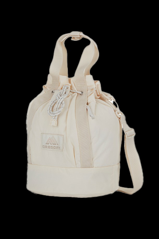 레이디버드 투웨이 버켓백 OFF WHITE (GY835001)은 미니멀, 캐주얼, 클래식 스타일을 선호하는 여성들을 위한 데일리 가방입니다. 오프화이트 컬러의 무지 디자인에 나일론 소재로 제작되었으며, 숄더 및 손잡이 기능으로 다양한 연출이 가능합니다. 넉넉한 수납을 위한 미디엄 사이즈의 버킷백 형태로, 탈부착 가능한 숄더 스트랩, 외부 지퍼 포켓, 내부 메쉬 포켓, 지퍼 파우치, 메쉬 포켓 및 조임용 끈 잠금 방식이 특징입니다. 여행룩 및 산책룩에 매치하여 세련된 스타일을 완성해보세요.
