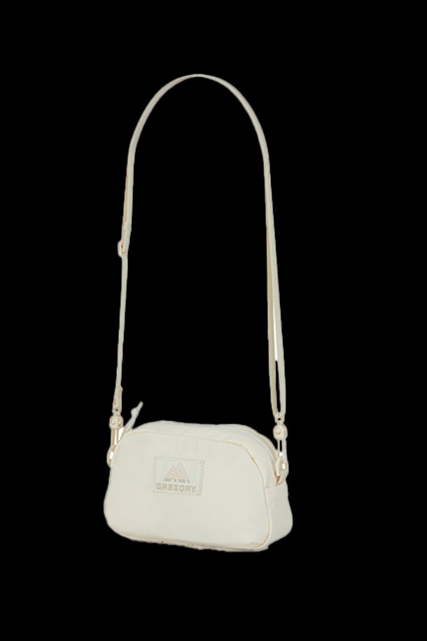 레이디버드 크로스바디백 - OFF WHITE (GY835005)은 미니멀, 캐주얼, 클래식 스타일을 즐기는 여성들을 위한 가방입니다. 오프화이트 컬러의 나일론 소재로 제작되었으며, 미디엄 사이즈의 사각 디자인에 YKK 지퍼 메인 수납공간, 외부 지퍼 포켓 1개, 내부 슬리브 포켓 1개, 반사 프린트 로고, 조절 가능한 25mm 어깨 스트랩이 특징입니다. 데이트룩, 쇼핑룩, 산책룩 등 다양한 TPO에 활용하기 좋습니다.
