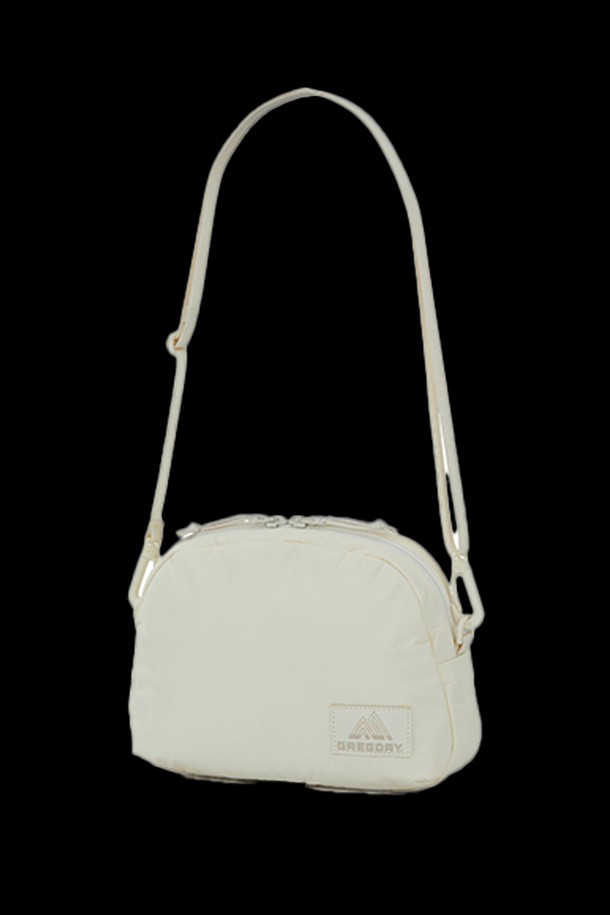 심플한 디자인의 레이디버드 크로스바디백 M - OFF WHITE (GY835008)은 여성스러운 데이트룩, 편안한 쇼핑룩, 가벼운 여행룩에 모두 잘 어울립니다. 부드러운 나일론 소재와 오프화이트 컬러가 조화롭게 어우러져 미니멀, 캐주얼, 클래식 스타일을 연출하며, YKK 지퍼, 반사 프린트 로고, 외부 지퍼 포켓, 내부 슬리브 포켓 등 실용적인 기능을 갖추었습니다. 숄더 스트랩 조절이 가능하며, 사각 형태에 지퍼형 잠금 방식으로 소지품을 안전하게 보관할 수 있습니다.
