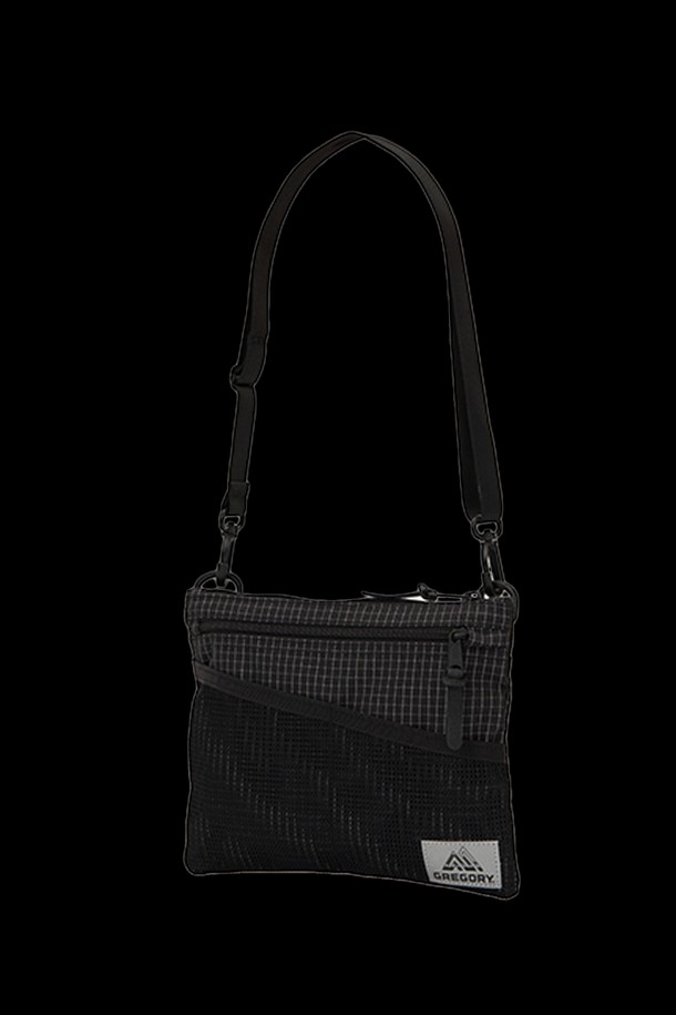 사코슈M - REFLECTIVE RIPSTOP은 미디엄 사이즈의 블랙 컬러 나일론 소재 사코슈입니다. 외부 메쉬 포켓 3개와 버튼 잠금 포켓, 조절 및 탈부착 가능한 숄더 스트랩으로 실용성을 높였으며, 사각 형태의 디자인으로 캐주얼, 미니멀, 시티보이 스타일을 연출하기 좋습니다. 일상 및 아웃도어 활동, 여행룩에 적합하며, 글로벌 평생 보증과 정품 인증서를 제공합니다.
