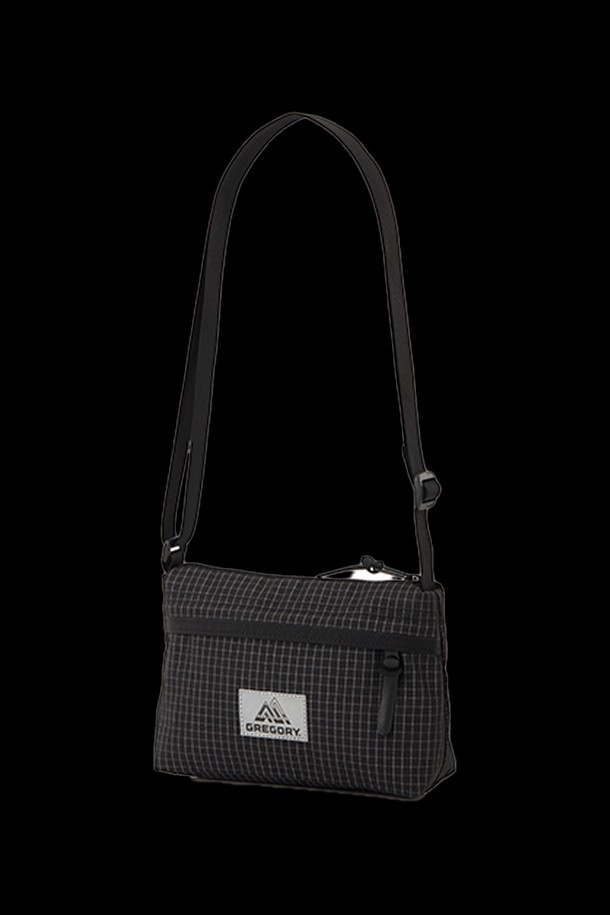 세련된 디자인과 실용성을 겸비한 남성용 엔벨롭 숄더백입니다. REFLECTIVE RIPSTOP 소재로 제작되어 아웃도어 활동은 물론 일상에서도 스타일리시하게 연출할 수 있으며, 여행룩에 잘 어울립니다. 사각 모양에 가죽 풀러 장식으로 포인트를 더했으며, 지퍼형 메인 수납부, 전면 지퍼 포켓, 메쉬 포켓, 외부 및 내부에 각각 1개의 포켓이 있어 수납력을 높였습니다.
