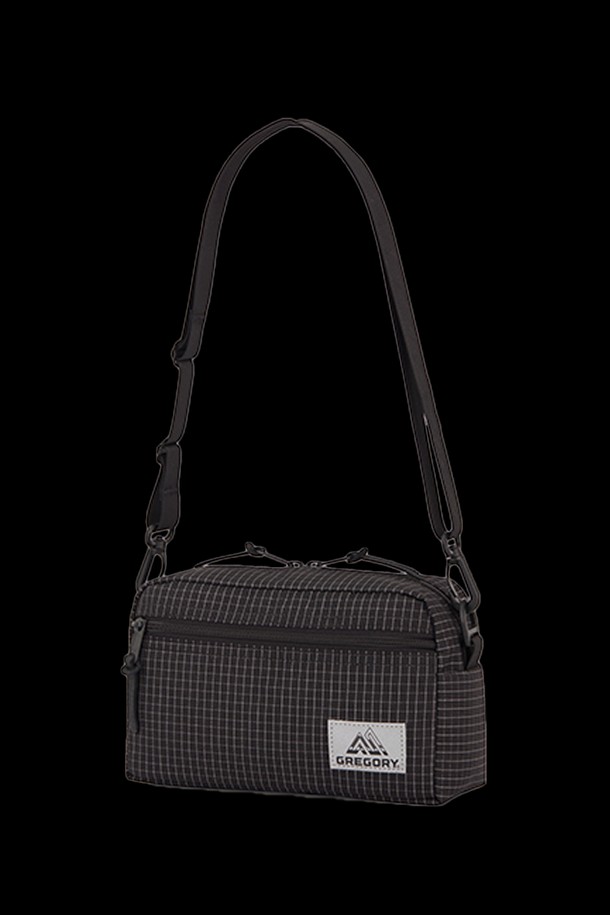 세련된 디자인과 실용성을 갖춘 패디드 숄더 파우치 M - REFLECTIVE RIPSTOP 2.5L 크로스백입니다. 블랙 컬러의 무지 디자인에 나일론 소재, 패딩 구조와 사각 모양이 특징이며, 2.5L의 넉넉한 수납공간과 탈부착 가능한 숄더 스트랩으로 편리함을 더했습니다. 일상, 여행은 물론 출근룩에도 잘 어울리며, 내부/외부 포켓과 전자기기 수납이 가능하며 리플렉티브 소재를 사용하여 시티보이, 캐주얼, 미니멀 스타일을 연출하기 좋습니다.
