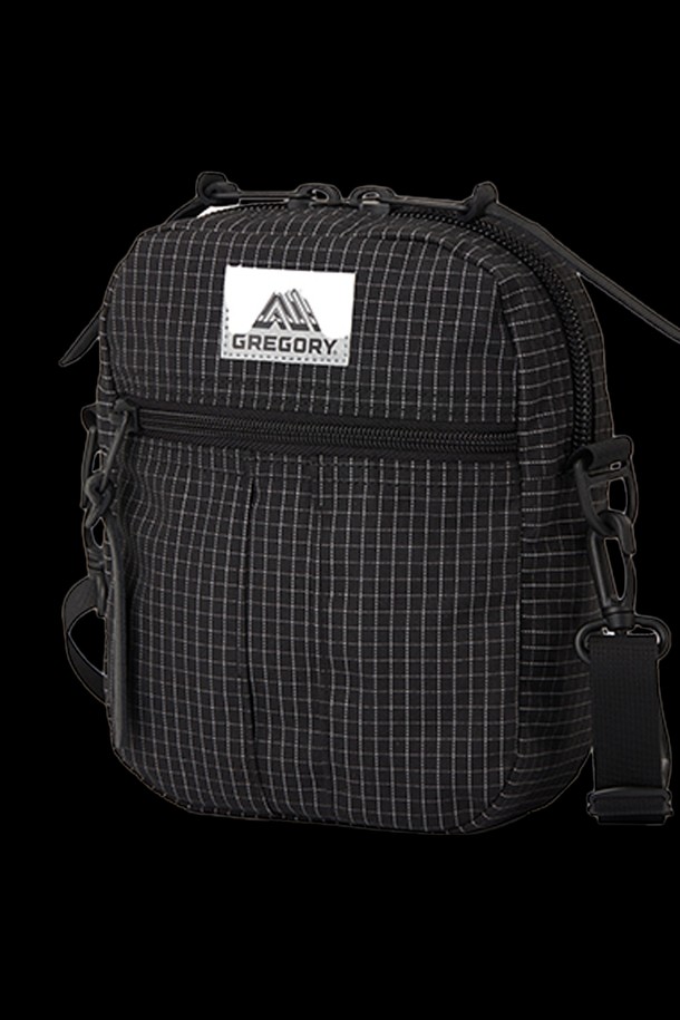 **퀵포켓 L - REFLECTIVE RIPSTOP 크로스백 (08JT1313)**은 미니멀, 캐주얼, 시크 스타일을 추구하는 남성을 위한 블랙 컬러의 크로스백입니다. 튼튼한 나일론 소재의 사각 디자인으로, 조절 가능한 숄더 스트랩과 전면 지퍼 포켓, 후면 스냅 버튼 스트랩, 그리고 다양한 수납 포켓을 갖춰 출근룩과 여행룩에 실용성을 더합니다. 컴팩트한 사이즈에 지퍼형 및 스냅형 잠금 방식으로 소지품을 안전하게 보관할 수 있는 데일리 크로스백입니다.
