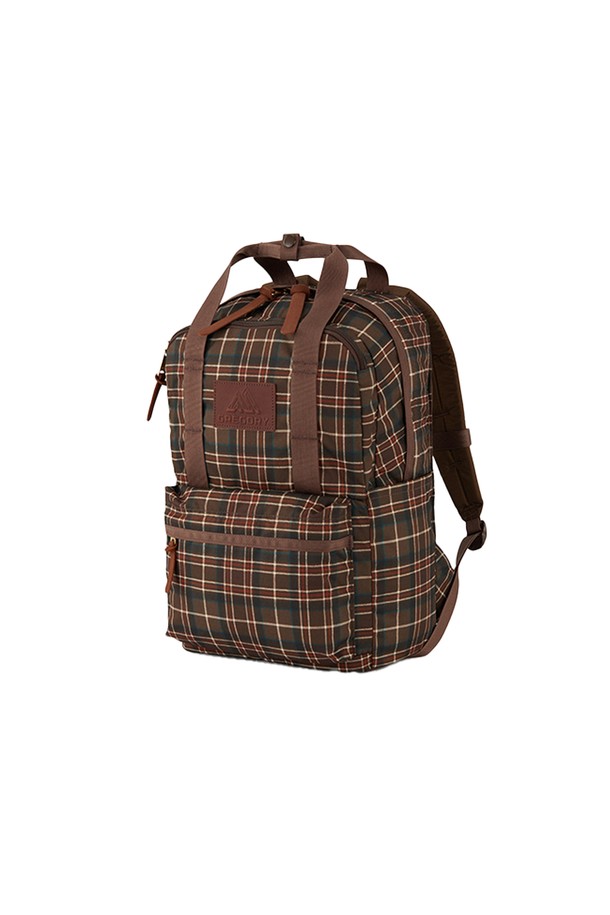 이지피지데이 - WOODLAND PLAID (우드랜드 플래드) 18L 백팩 (09JT2168)은 여성용 미디엄 사이즈 백팩입니다. 브라운과 체크 패턴의 나일론 소재로 제작되었으며, 가죽 지퍼풀 디자인으로 포인트를 더했습니다. 18L 용량으로 노트북 수납, 생수병 수납이 가능하며, 사이즈 조절과 경량 기능을 갖춰 일상 및 여행에 적합합니다. 사각형 모양에 상단 손잡이, EVA 폼 하네스, 조절 가능한 가슴 스트랩, 양쪽 물병 포켓, 전면 지퍼 포켓, 보강된 바닥 등 다양한 특징을 갖추고 있습니다. 여행룩, 가을 나들이룩에 캐주얼, 미니멀, 클래식 스타일로 연출하기 좋습니다.
