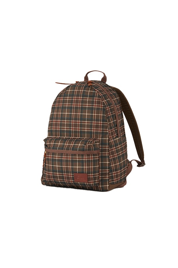 릴렉스데이 백팩 - WOODLAND PLAID (09JT2452) 21L는 남성을 위한 미디엄 사이즈 백팩입니다. 브라운과 블랙 컬러의 체크 패턴이 돋보이며, 나일론 소재로 제작되어 내구성이 뛰어납니다. 가죽 풀러와 삼각형 패치가 디자인의 포인트를 더하며, 노트북 수납, 물병 포켓, 키 홀더 등 실용적인 기능을 갖추었습니다. 21L 용량으로 넉넉한 수납공간을 제공하며, 외부 포켓 2개, 내부 포켓 2개, 메쉬 포켓이 있어 수납력을 높였습니다. 캐주얼, 클래식, 시티보이 스타일과 출근룩, 여행룩에 모두 잘 어울리는 아이템입니다.
