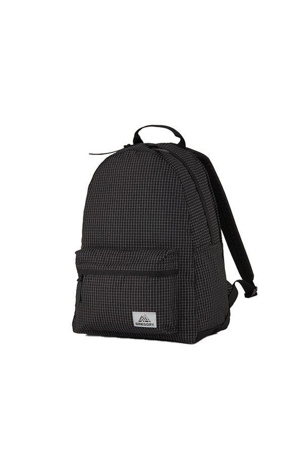 릴렉스데이 백팩 - REFLECTIVE RIPSTOP (09JT1452) 21L은 미니멀, 캐주얼, 시티보이 스타일을 추구하는 남성을 위한 가방입니다. 립스탑(RIPSTOP) 패턴의 반사 소재, 21L의 넉넉한 수납공간, 사각형 디자인이 특징입니다. 가죽 풀러와 하네스 하단 삼각형 패턴으로 포인트를 주었으며, 노트북 수납, 물병 포켓, 키 홀더 등의 실용적인 기능을 갖췄습니다. 내부 메쉬 포켓과 4개의 포켓, 편안한 착용감으로 일상생활에 유용하게 사용 가능하며 지퍼형 잠금 방식으로 내용물을 안전하게 보호합니다.
