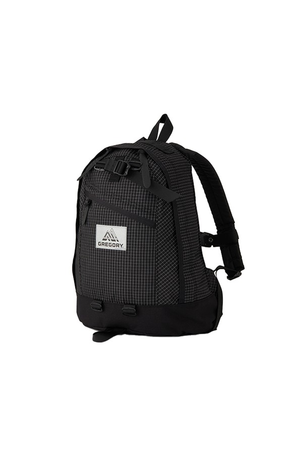 파인데이 V2 백팩 - REFLECTIVE RIPSTOP (09JT1285) 18L은 여성용 백팩으로, 18L의 넉넉한 수납공간을 제공합니다. 미니멀하고 캐주얼한 스타일, 그리고 클래식한 디자인을 선호하는 분들께 적합하며, 여행룩과 출근룩 모두에 잘 어울립니다. 블랙 컬러의 무지 디자인에 가죽 지퍼풀로 포인트를 주었으며, 노트북 수납이 가능하고, 사이즈 조절 및 경량 기능으로 편의성을 높였습니다. EVA 폼 어깨끈, 상단 손잡이, 메쉬 포켓, 보강 바닥 등의 디테일은 튼튼함과 실용성을 더합니다.
