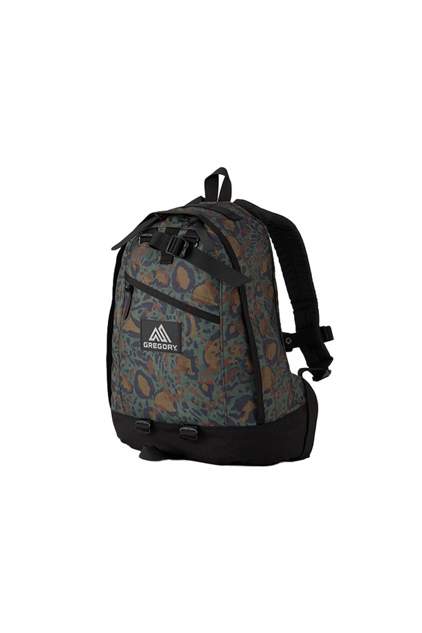 파인데이 V2 백팩 - MILITARY LEOPARD (09JS8285) 18L은 여성의 체형에 맞춰 설계된 미디엄 사이즈 백팩입니다. 밀리터리 레오파드 패턴과 가죽 지퍼풀러 디테일이 돋보이며, 캐주얼, 미니멀, 스포티한 스타일에 잘 어울립니다. 18L 용량으로, 노트북 및 태블릿 수납이 가능하며, 조절 가능한 가슴 스트랩, 전면 지퍼 포켓, 메쉬 지퍼 포켓 등 다양한 기능성을 갖추었습니다. 튼튼한 폴리에스테르 소재와 하단 보강 소재 사용으로 내구성을 높였으며, 일상 및 아웃도어 활동에 적합합니다. 여성 체형에 맞춰 설계된 숄더 하네스와 상단 캐리 핸들로 편안한 착용감을 제공합니다.
