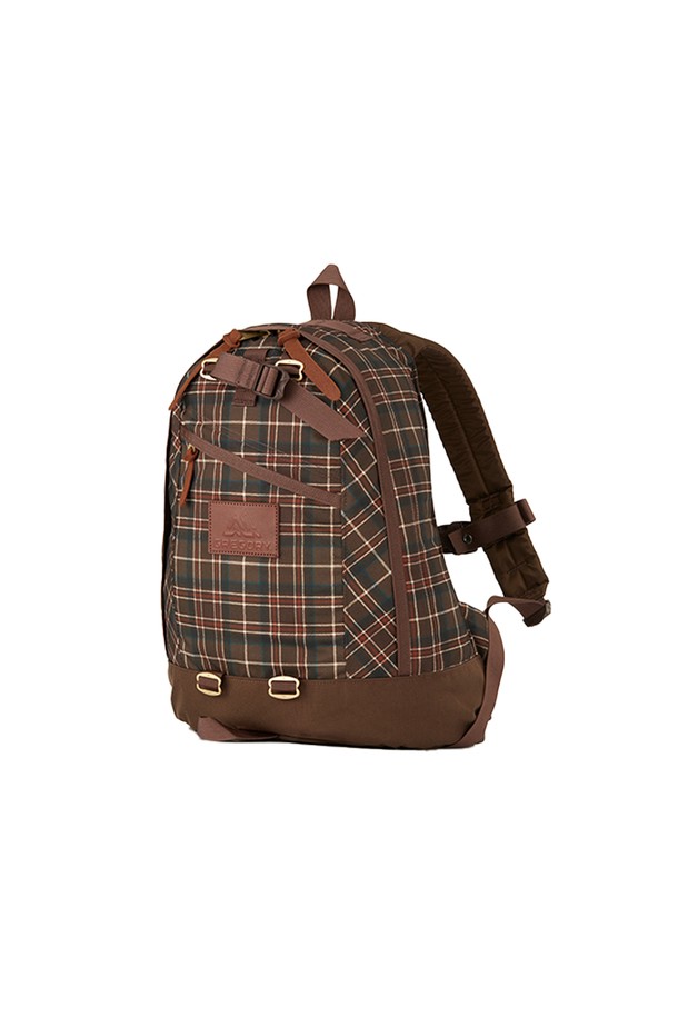 파인데이 V2 백팩 - WOODLAND PLAID (09JT2285) 18L은 우드랜드 플라이드 패턴의 여성용 백팩입니다. 브라운과 베이지 컬러 조합의 18L 미디엄 사이즈 백팩으로, 폴리에스테르 소재를 사용하여 제작되었습니다. 가죽 지퍼풀과 패치가 디자인 포인트로, 노트북 수납, 메쉬 포켓, 가슴 스트랩, 상단 손잡이 등 실용적인 기능성을 갖췄습니다. 여성 체형에 맞춘 숄더 하네스와 EVA 폼 숄더 하네스로 편안한 착용감을 제공하며, 사각형 디자인에 외부 포켓 2개, 내부 포켓 2개, 메쉬 포켓이 있어 수납력을 높였습니다. 캐주얼, 미니멀, 클래식 스타일을 아우르며 일상 및 아웃도어 활동에 적합한 지퍼형 가방입니다.
