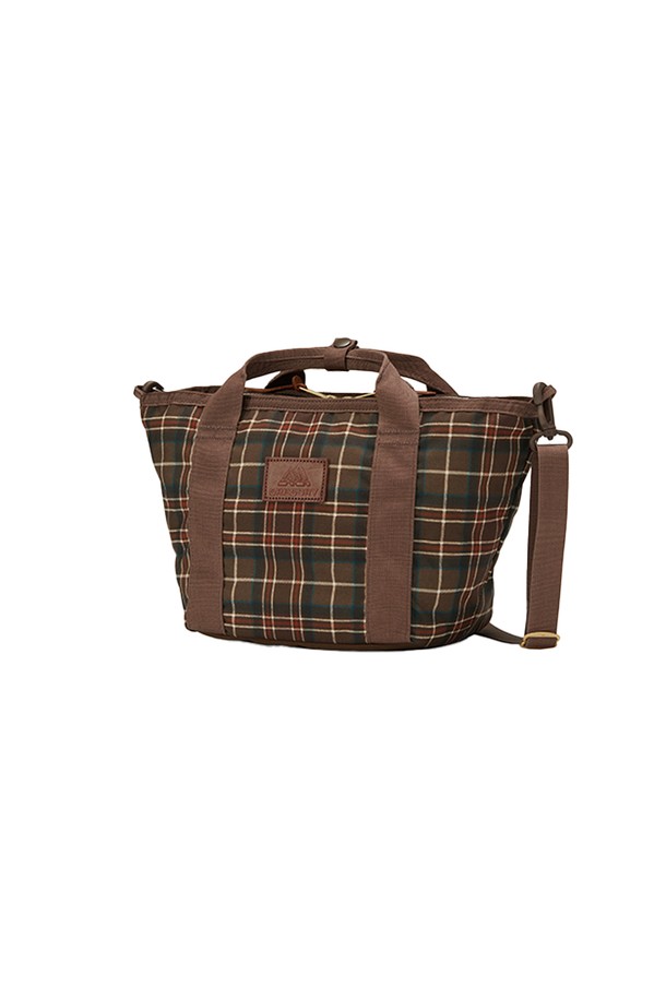 보트 토트S - WOODLAND PLAID (08JT2423) 7L 토트백은 브라운과 그린 컬러의 우드랜드 체크 패턴이 돋보이는 여성 토트백입니다. 가볍고 튼튼한 나일론 소재로 제작되었으며, 스몰 사이즈로 일상생활에서 활용하기 좋습니다. 가죽 지퍼풀 장식과 7L의 넉넉한 수납공간, 어깨끈 조절 기능, 토트백/숄더백 겸용 디자인으로 실용성을 더했습니다. 내부 메쉬 포켓과 백 오픈 포켓, 패딩 바닥으로 소지품을 안전하게 보호하며, 지퍼형 잠금 방식으로 내용물을 안전하게 보관할 수 있습니다. 클래식, 캐주얼, 미니멀 스타일을 즐기는 여성에게 추천하는 데일리 토트백입니다.
