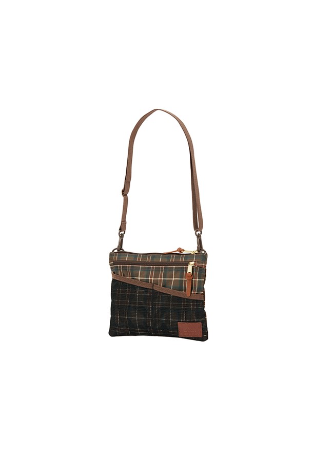 사코슈M - 우드랜드 플레이드 (07JT2163) 1.5L는 여성용 가방으로, 일상 및 아웃도어 활동에 적합합니다. 나일론 소재의 미디엄 사이즈 사각 가방으로, 체크 패턴과 우드랜드 플레이드 컬러가 돋보입니다. 외부 포켓 3개, 메쉬 포켓 분할, 조절 가능한 숄더 스트랩, 지퍼형 및 스냅형 잠금 방식을 갖춰 실용성을 더했습니다. 카드, 휴대폰, 동전, 지폐 등을 수납하기 좋으며, 캐주얼, 고프코어, 미니멀 스타일의 여행룩에 매치하기 좋습니다.
