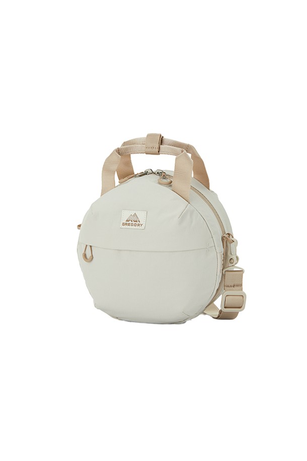 세련된 디자인과 실용성을 겸비한 수지 라운드 크로스바디백 - ASH BEIGE (UD683004) 4L입니다. 가볍고 튼튼한 나일론 소재로 제작되었으며, 4L의 넉넉한 수납 공간을 제공합니다. 탈부착 가능한 스트랩과 핸드백 변형이 가능하여 다양한 스타일 연출이 가능하며, 테이블에 세워둘 수 있는 디자인으로 편리함을 더했습니다. 방수 기능과 키 수납을 위한 앞면 지퍼 포켓, 외부 1개, 내부 1개의 포켓 구성으로 실용성을 높였습니다. 미니멀, 캐주얼, 클래식 스타일의 동네 마실룩, 여행룩에 잘 어울리는 데일리 가방입니다.
