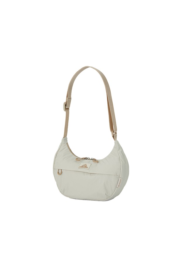 수지 하프문 숄더백 S - 애쉬 베이지 (UD683003) 1L은 미니멀하고 캐주얼한 스타일의 여성용 숄더백입니다. 나일론 소재로 제작되어 가볍고, 방수 기능과 PFC-free 발수 코팅으로 실용성을 더했습니다. 반원 모양의 디자인에 깔끔한 무지 패턴으로 어떤 룩에도 잘 어울립니다. 외부 포켓 1개와 내부 포켓 1개가 있어 수납력을 높였으며, 지퍼형 잠금 방식으로 내용물을 안전하게 보관할 수 있습니다. 동네 마실룩이나 여행룩에 매치하여 세련된 스타일을 연출해보세요.
