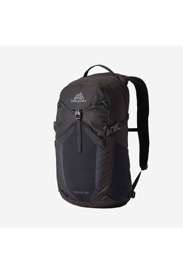 **나노20 - OPTIC BLACK 등산배낭(43J69030)**은 가볍고 방수 기능이 뛰어난 미디엄 사이즈의 블랙 색상 등산배낭입니다. 나일론 소재의 무지 디자인으로, 백팩 형태로 제작되어 등산 시 편리하게 사용할 수 있습니다. 지퍼형 잠금 방식으로 내용물을 안전하게 보호하며, 하이킹, 등산, 백패킹 등 다양한 야외 활동에 적합합니다. 고프코어, 캐주얼, 미니멀 스타일의 등산룩, 캠핑룩, 여행룩에 매치하여 스타일리시한 연출이 가능합니다. 나노20 시리즈로, 기능성과 디자인을 모두 갖춘 실용적인 아이템입니다.
