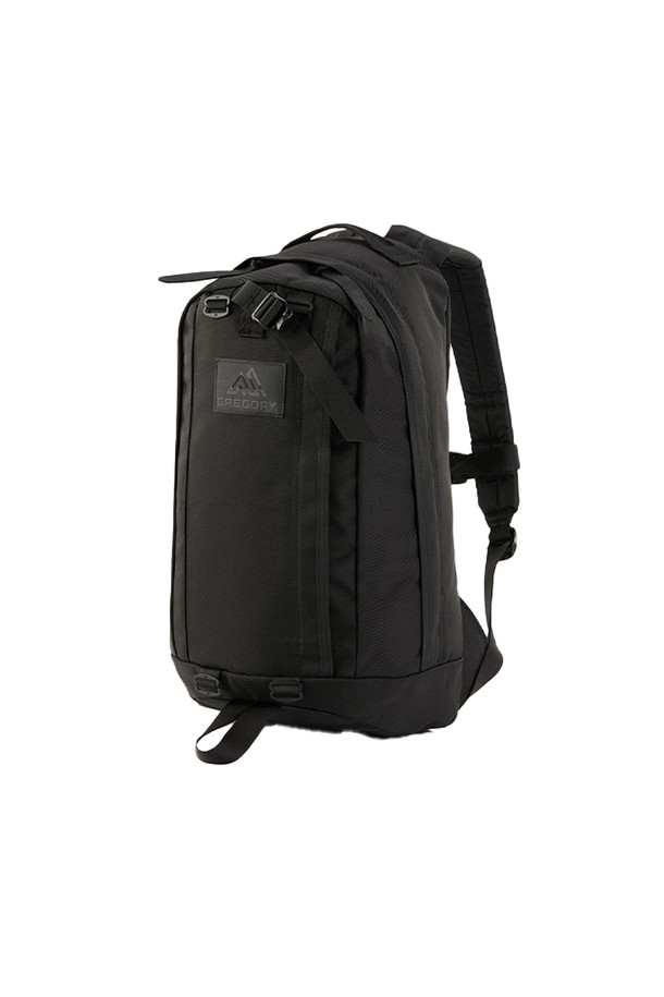 그레고리 하프데이V2 백팩 - 블랙 발리스틱은 미니멀, 캐주얼, 시크 스타일을 추구하는 여성분들을 위한 가방입니다. 튼튼한 나일론 소재와 사각 형태의 디자인으로 제작되었으며, 항균 기능과 손잡이가 있어 실용성을 높였습니다. 일상 및 자전거 이용에 적합하며, 출근룩에도 잘 어울리는 디자인입니다. 지퍼형 잠금 방식으로 소지품을 안전하게 보관할 수 있으며, 하프데이 사이즈와 발리스틱 소재를 사용하여 내구성을 강화했습니다.
