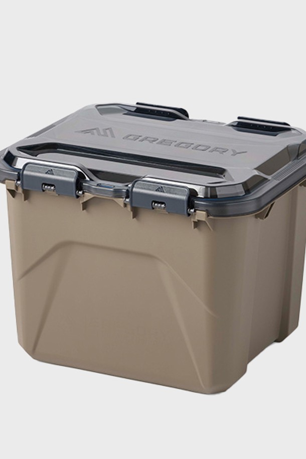 그레고리 알파카 캠프박스50 - 미라지 탄(MIRAGE TAN) 색상의 캠핑 수납 정리함입니다. PP(폴리프로필렌)와 폴리카보네이트 소재로 제작되었으며, 캠핑 및 수납, 정리에 최적화된 대형 사이즈입니다. IP65 방수/방진 등급을 갖춰 외부 환경으로부터 내용물을 안전하게 보호하며, 적재 가능한 디자인으로 공간 활용도를 높였습니다. 투명 폴리카보네이트 뚜껑과 측면 손잡이, 래치형 잠금 방식이 특징이며, 상단 배수 설계와 50% 재활용 소재를 사용하여 실용성과 친환경성을 모두 갖췄습니다.
