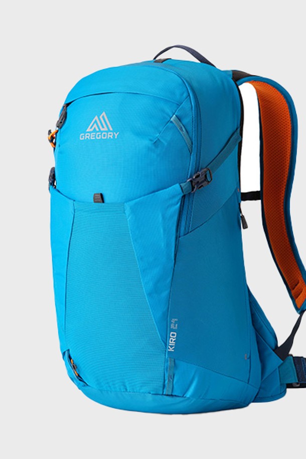 그레고리 키로24 (LEGION BLUE)는 가볍고 편안한 당일 산행을 위한 등산 배낭입니다. 24L의 넉넉한 수납공간은 하이킹, 등산, 백패킹 등 다양한 야외 활동에 적합하며, 무지 디자인과 사각 형태가 특징입니다. 통기 기능이 뛰어나 쾌적한 착용감을 제공하며, 나일론 소재로 제작되어 내구성이 우수합니다. 고프코어, 캐주얼, 스포티 스타일의 등산룩과 캠핑룩에 잘 어울리며, 지퍼형 잠금 방식으로 내용물을 안전하게 보호합니다.
