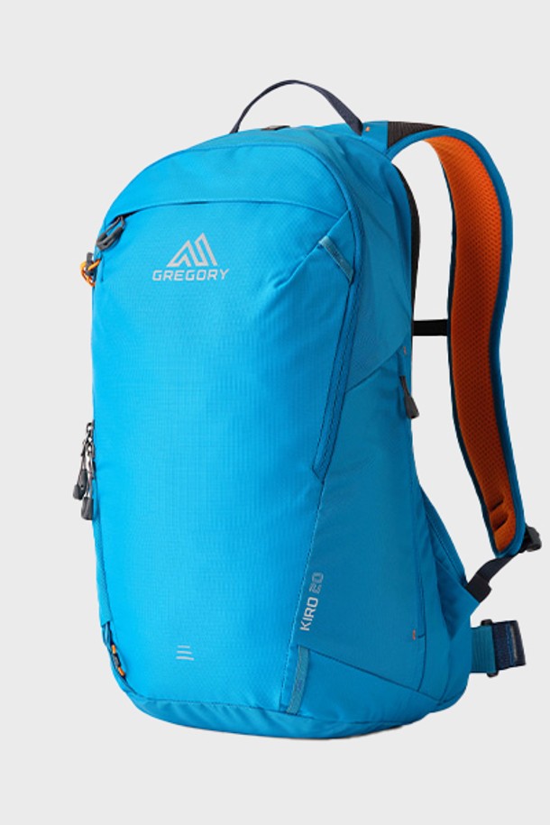 그레고리 키로20 - 레전 블루 (LEGION BLUE) 등산배낭 (54J01004)은 가볍고 실용적인 당일 산행용 배낭입니다. 미디엄 사이즈의 나일론 소재로 제작되어 튼튼하며, 깔끔한 무지 디자인에 사이즈 조절 기능이 더해져 사용자의 편의성을 높였습니다. 등산, 하이킹, 일상에서도 활용 가능한 다용도 배낭으로, 고프코어, 캐주얼, 미니멀 스타일의 등산룩, 캠핑룩, 여행룩에 잘 어울립니다. 지퍼형 잠금 방식으로 내용물을 안전하게 보관할 수 있습니다.
