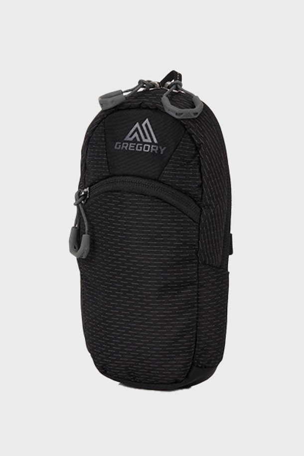 그레고리 나노 패디드 케이스L - OPTIC BLACK(43J69040)는 남성을 위한, 블랙 색상의 나일론 소재 파우치입니다. 스몰 사이즈의 사각 셰입에 무지 패턴과 패딩 디자인이 특징이며, 방수 및 경량 기능을 갖춰 일상 및 아웃도어 용도로 활용하기 좋습니다. 더블 지퍼 시스템, 외부 루프, 2개의 포켓(외부/내부)과 어깨 하네스/백팩 벨트 부착 가능하여 실용성을 더했습니다.
