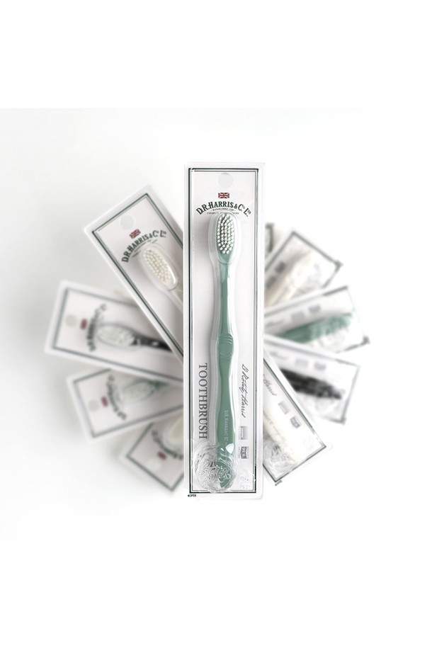 디알해리스 클래식 초극세모 칫솔 2세트(12개입)와 치약 60g 1개로 구성된 구강 위생용품입니다. 0.01mm 초극세모와 이중모 구조로 잇몸 마사지 효과를 제공하며, 슬림 헤드와 인체공학적 손잡이, 미끄럼 방지 기능으로 편안한 사용감을 선사합니다. 옥수수 전분 친환경 소재인 PLA와 PBT 소재를 사용했으며, 은나노 항균 기능으로 위생적인 관리가 가능합니다. 색상은 피스타치오, 화이트, 다크그레이 3가지이며, 60°C의 내열온도를 가지고 있습니다.
