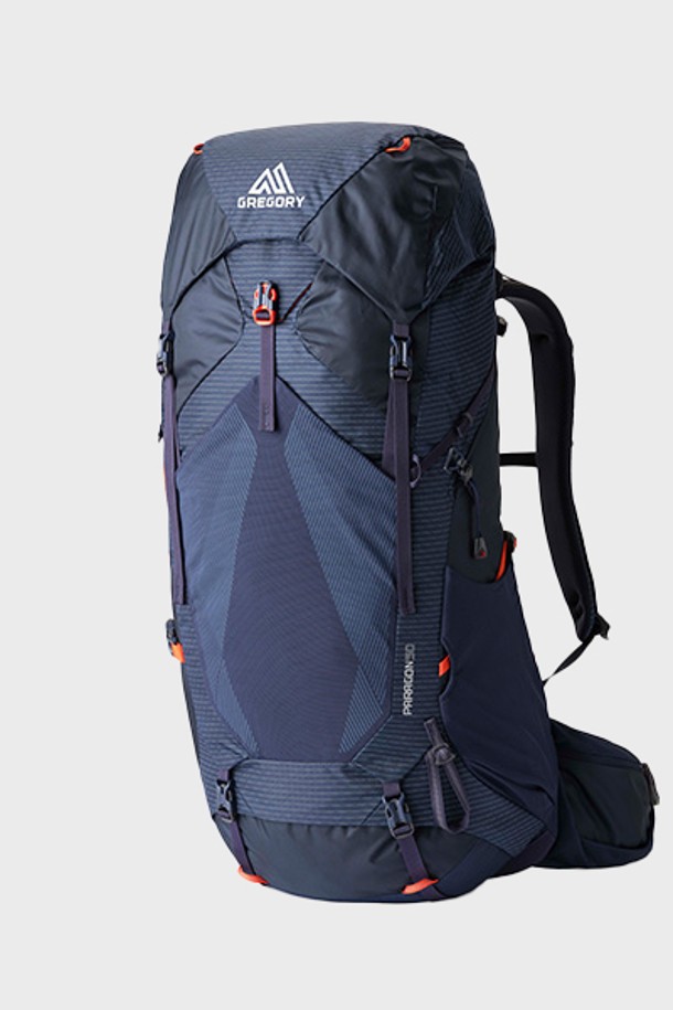 그레고리 파라곤50 MD/LG - 스파크 네이비(36J41057)는 하이킹, 백패킹, 캠핑 등 아웃도어 활동에 적합한 등산 배낭입니다. 넉넉한 50L 용량의 라지 사이즈로, 짐을 효율적으로 수납할 수 있으며, 네이비 컬러의 무지 디자인으로 어떤 스타일에도 잘 어울립니다. 통기 기능과 경량 소재인 나일론을 사용하여 쾌적하고 편안한 착용감을 제공합니다. 사이즈 조절이 가능하며, 지퍼형 잠금 방식으로 내용물을 안전하게 보호합니다. 고프코어, 캐주얼, 미니멀 스타일을 즐기는 분들에게 추천하는 등산용 백팩입니다.
