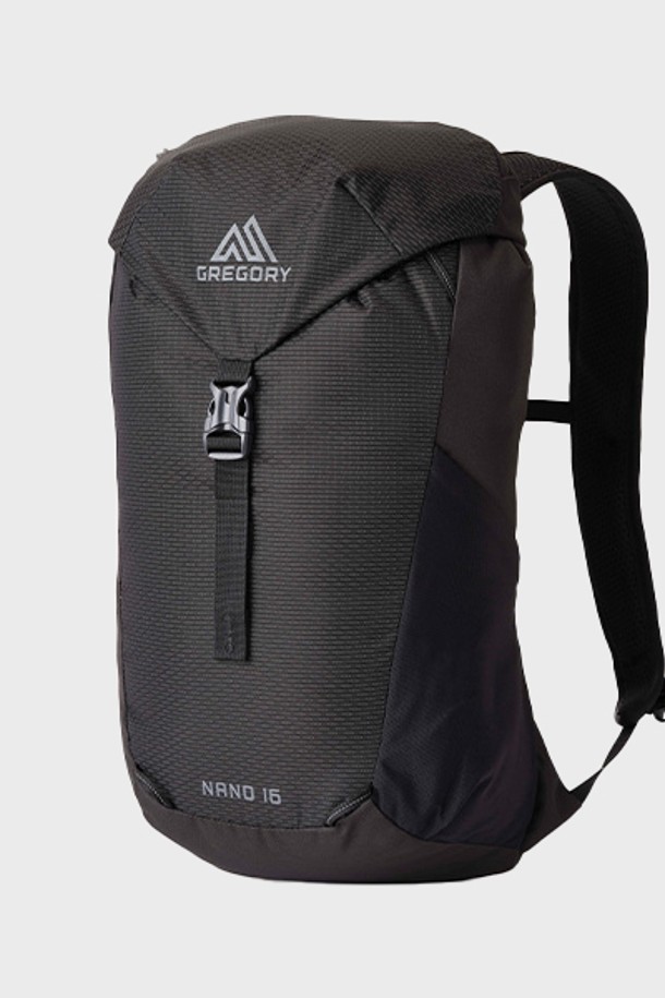 그레고리 나노16 - OPTIC BLACK(옵틱 블랙) 가벼운 등산 배낭은 가볍고 실용적인 당일 산행 가방입니다. 16L 용량으로, 나일론과 폴리에스테르 소재를 사용하여 내구성을 높였습니다. 블랙 컬러의 무지 디자인에 버클 및 메쉬 포켓 디테일이 돋보이며, 경량, 사이즈 조절, 손잡이 기능을 제공합니다. 상단 지퍼 포켓, 메인 수납공간, 양쪽 메쉬 포켓, 전면 반사 루프를 갖춘 사각 형태의 가방으로, 지퍼형과 버클형 잠금 방식으로 안전하게 소지품을 보관할 수 있습니다. 하이킹, 여행, 일상생활에서 캐주얼, 고프코어, 미니멀 스타일을 연출하기에 적합합니다.
