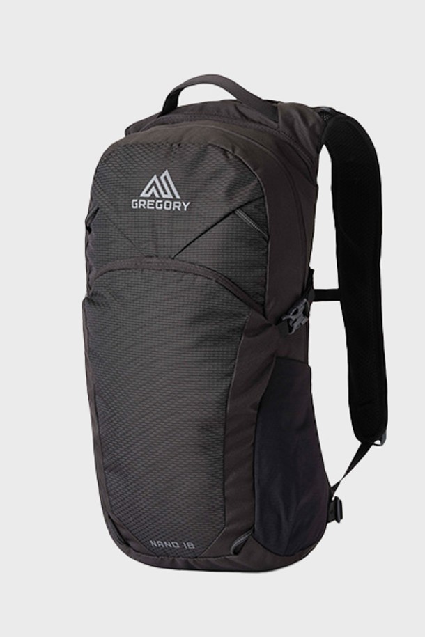 그레고리 나노 18 - 옵틱 블랙 가벼운 등산 배낭은 가볍고 실용적인 당일 산행을 위한 최적의 선택입니다. 블랙 색상의 무지 디자인으로, 18L 용량의 미디엄 사이즈 등산 배낭입니다. 나일론과 폴리에스테르 소재로 제작되어 내구성이 뛰어나며, 경량 설계와 통기 기능을 갖춰 쾌적한 착용감을 제공합니다. 지퍼형 및 버클형 잠금 방식으로 내용물을 안전하게 보관하며, 메쉬 사이드 포켓, 상단 오프닝, 압축 스트랩 등의 특징으로 수납 편의성을 높였습니다. 하이킹, 일상, 여행 등 다양한 용도로 활용 가능하며, 고프코어, 미니멀, 캐주얼 스타일을 모두 소화하는 다재다능한 가방입니다.
