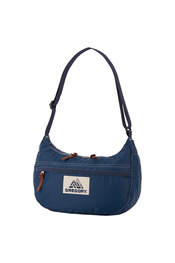 그레고리 사첼S V2 숄더백은 딥 씨 블루와 라군 블루 컬러의 조화가 돋보이는 여성용 숄더백입니다. 가볍고 튼튼한 나일론 소재로 제작되었으며, 가죽 지퍼 손잡이로 포인트를 더했습니다. YKK 지퍼, 조절 가능한 숄더 스트랩, 총 4개의 포켓(뒷면 슬립 포켓, 전면 지퍼 포켓, 내부 메쉬 포켓 포함)과 넉넉한 수납공간을 제공합니다. 데일리 및 여행룩, 휴가룩에 모두 잘 어울리며, 항균 기능으로 위생적인 사용이 가능합니다. 미니멀, 캐주얼, 클래식 스타일을 즐기는 분들께 추천하며, 짧은 여행 시 서브백으로 활용하기에도 좋습니다.
