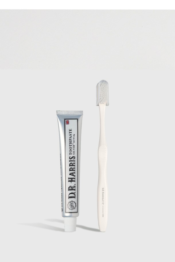 디알해리스 프리미엄 휴대용 치약&칫솔 세트는 여행 시 구강 위생을 책임지는 필수품입니다. 6세 이상 사용 가능하며, 은나노와 천연 오일을 함유한 치약과 0.01mm 이중 극세모, 5mm 슬림 헤드, 미끄럼 방지 그립의 칫솔이 위생적인 파우치와 위생캡과 함께 제공됩니다. 기내 반입이 가능하며, 친환경 소재(PBT, PLA)를 사용하여 휴대성과 위생, 환경까지 고려한 스마트한 여행용 치약/칫솔 세트입니다.
