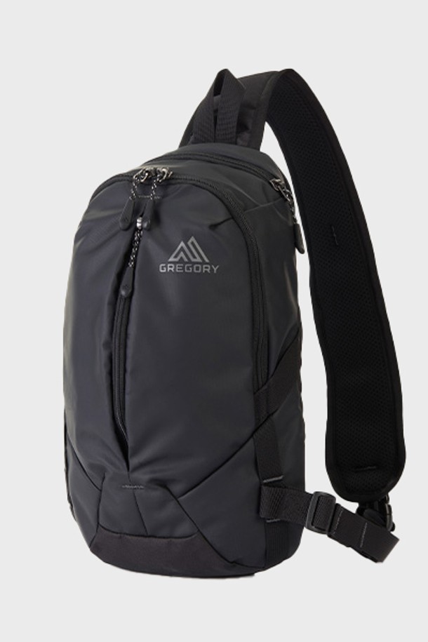 그레고리 스케치8 RF 슬링백 - 유니버스 블랙 (27J89034)는 일상, 스포츠, 여행에 적합한 가방입니다. 미디엄 사이즈의 블랙 컬러 폴리에스터/나일론 혼방 소재로 제작되었으며, 슬림 백팩 디자인과 사각형 모양이 특징입니다. 방수 및 경량 기능으로 실용성을 높였으며, 전면 지퍼 포켓, 다용도 하네스 포켓, 조절 가능한 하네스, 좌/우 위치 조절 기능을 갖추었습니다. 외부 디바이스 및 카메라 수납 공간과 메인 수납공간을 제공하여 넉넉한 수납력을 자랑하며, 친환경 소재를 사용하여 제작되었습니다. 캐주얼, 미니멀, 스포티한 스타일의 여행룩에 잘 어울립니다.
